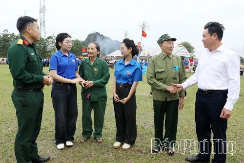 Các Cựu chiến binh, Thanh niên xung phong trò chuyện với thế hệ thanh niên trẻ xã Tân Lạc.