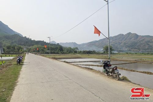 Đường về bản Nang Phai, xã Mường Bú được xây dựng kiên cố.
