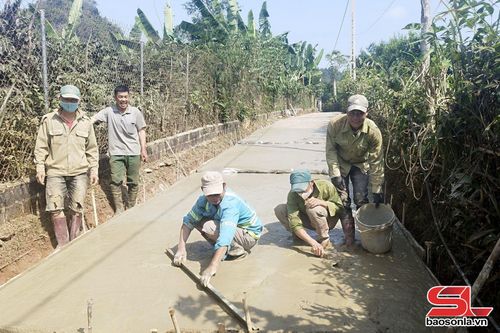 Nhân dân bản Heo Trại, xã Bình Thuận đổ bê tông đường nội bản.