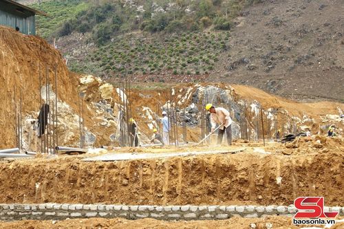 Thi công Trường Nội trú liên cấp Tiểu học - THCS xã Phiêng Pằn.