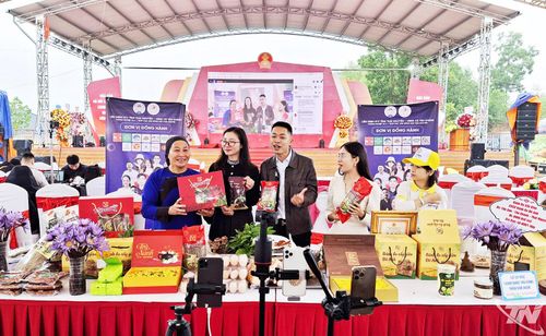 Một phiên livestream tiêu thụ các sản phẩm OCOP của tỉnh Thái Nguyên thu hút hàng nghìn lượt người xem, đặt mua hàng.