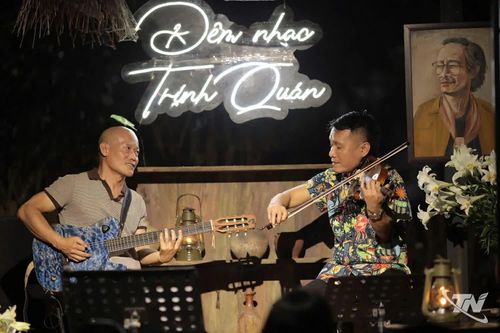 Tiếng đàn guitar và violin hòa quyện da diết trong đêm nhạc Trịnh.