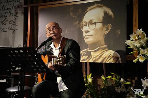 Ca sĩ Trịnh Sơn Tuyền trong đêm nhạc “Như một lời chia tay” tổ chức tại Cafe Laika, phường Phan Đình Phùng.