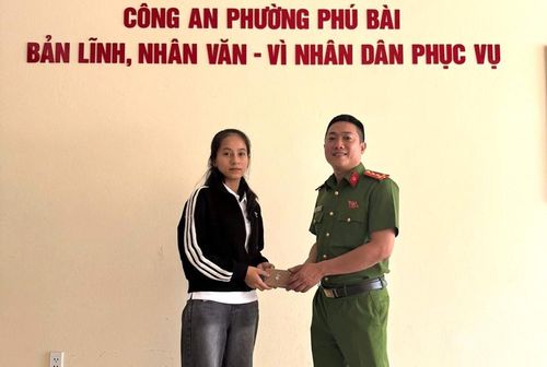 Công an phường Phú Bài trao trả lại tài sản đánh rơi cho chị Vương Thị Lành