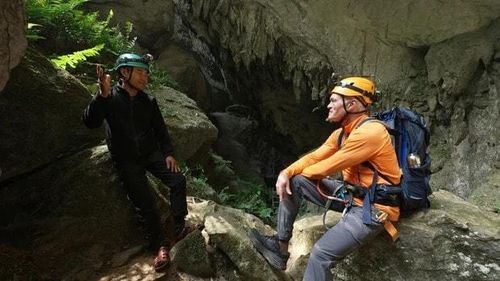 Ông Hồ Khanh và Scott Pelley. Ảnh: 60 Minutes