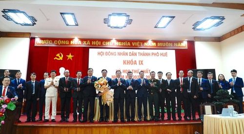 Chủ tịch và các Phó Chủ tịch UBND thành phố cùng các Ủy viên UBND thành phố nhiệm kỳ 2026 - 2031 ra mắt tại kỳ họp