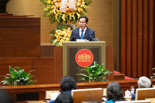 Ủy viên, Chánh Văn phòng Hội đồng bầu cử quốc gia Lê Quang Mạnh báo cáo về công tác bầu cử. Ảnh: Media Quốc hội
