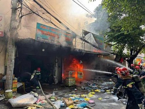 Cháy nhà buôn bán đồ nhựa trên đường Chung Thị Minh, phường Tân Thới Hiệp, TPHCM ngày 26/3