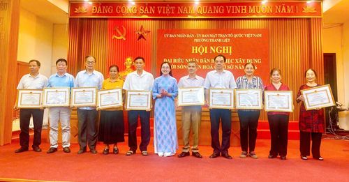 Các hộ gia đình tiêu biểu trong phong trào "Toàn dân đoàn kết xây dựng đời sống văn hóa" năm 2025 được khen thưởng tại hội nghị. Ảnh tư liệu