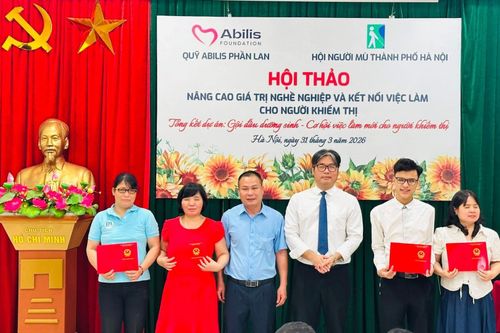 Trao chứng chỉ cho các học viên hoàn thành xuất sắc khóa học thuộc dự án “Gội đầu dưỡng sinh - Cơ hội việc làm mới cho người khiếm thị” do Quỹ Abilis (Phần Lan) tài trợ. Ảnh: Khánh Linh