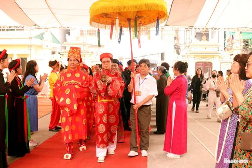 Lễ hội có sự tham dự của đông đảo đại biểu chính quyền phường Nghĩa Đô, đại diện các dòng họ, tổ dân phố, các đền bạn và nhân dân trên địa bàn... Ảnh: MT