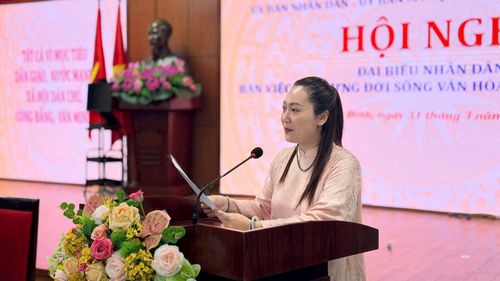 Phó Chủ tịch Ủy ban MTTQ Việt Nam phường - Bí thư Đoàn thanh niên phường Ba Đình Phạm Thu Phương trình bày báo cáo tại hội nghị. Ảnh: Mạnh Tiến