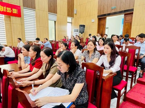 Người dân xã Ô Diên tham dự Hội nghị đại biểu nhân dân bàn việc xây dựng đời sống văn hóa ở cơ sở năm 2026. Ảnh: Hương Ly