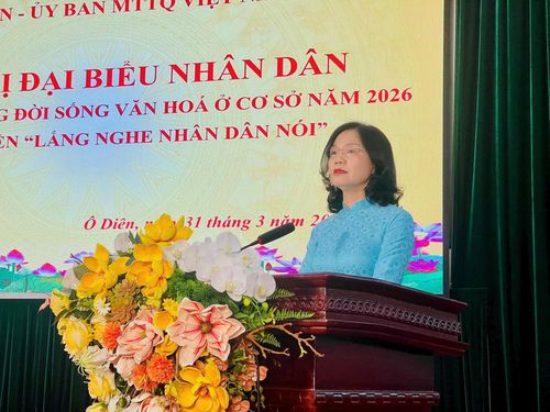 Chủ tịch Ủy ban MTTQ Việt Nam xã Ô Diên Nguyễn Thị Bảy phát biểu. Ảnh: Hương Ly