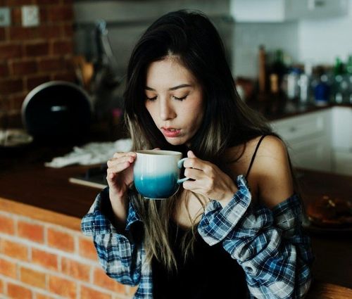 Không phải cứ uống cà phê là mất ngủ, bạn cần "lắng nghe" cơ thể để có những điều chỉnh thích hợp. Ảnh: Sinouk Coffee
