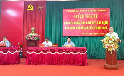 Phó Bí thư Thường trực Đảng ủy xã Lã Văn Tùng phát biểu tại hội nghị.