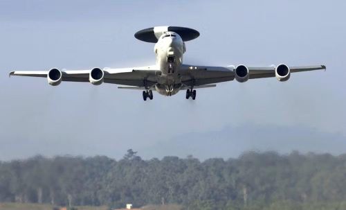 Về cấu hình kỹ thuật, E-3 Sentry là máy bay cảnh báo sớm và kiểm soát không phận được phát triển trên nền tảng máy bay Boeing 707, nổi bật với đĩa radar quay tròn đường kính khoảng 9 m đặt trên thân.