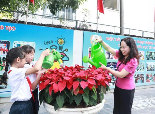 Lãnh đạo Ủy ban MTTQ Việt Nam phường Hai Bà Trưng (Hà Nội) tại buổi ra mắt “Đường hoa Đại đoàn kết”, góp phần bảo vệ môi trường.