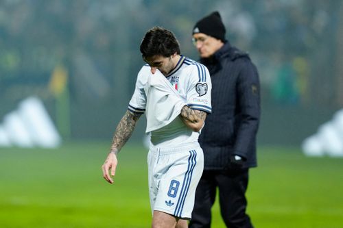  Theo các ước tính, Liên đoàn bóng đá Italy (FIGC) mất khoảng 30 triệu euro doanh thu sau khi đội tuyển không thể góp mặt tại ngày hội bóng đá lớn nhất hành tinh. 