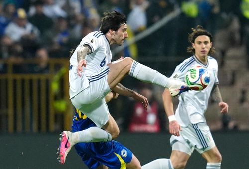  Sandro Tonali chơi nỗ lực ở hàng tiền vệ Italy. Tuy nhiên, chừng đó là không đủ để đội tuyển áo trắng đi tiếp. 