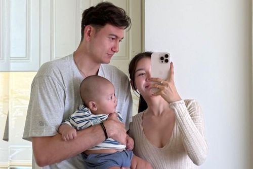  Bên cạnh sự nghiệp thành công, Đặng Văn Lâm cũng được ngưỡng mộ với cuộc sống hôn nhân viên mãn. Anh về chung nhà với bà xã Bùi Thị Yến Xuân vào tháng 7/2024. Đến tháng 2/2025, cặp đôi chào đón con đầu lòng. Từ khi có em bé, nam cầu thủ dành nhiều thời gian chăm sóc con mỗi khi được nghỉ. Ảnh: Bùi Thị Yến Xuân/Facebook. 