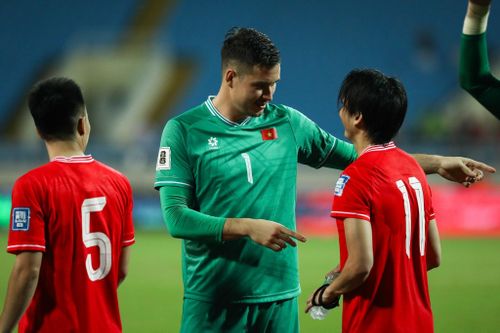 Nguyễn Filip (sinh năm 1992) cao 1,92 m, là thủ môn có thể hình lý tưởng nhất nhì của tuyển Việt Nam hiện tại. Anh sinh ra ở Prague (Cộng hòa Séc), từng khoác áo nhiều CLB tại châu Âu trước khi về Việt Nam thi đấu và định cư vào tháng 6/2023, sau khi ký hợp đồng với CLB Công an Hà Nội. Trước đó, anh từng về thử việc tại CLB Thanh Hóa năm 2016 nhưng không thành công. Anh nhận quốc tịch Việt Nam vào ngày 19/12/2023. Ảnh: Minh Chiến. 