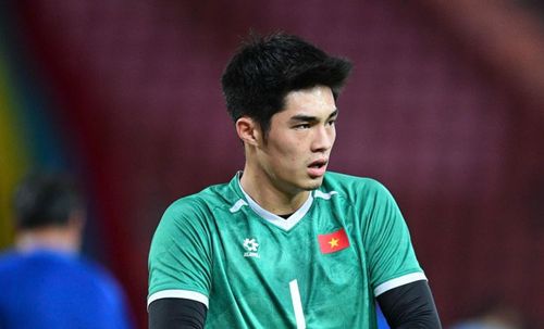  Trung Kiên đang trải qua giai đoạn đáng chú ý trong sự nghiệp. Tại VCK U23 châu Á 2026, anh là lựa chọn bắt chính của U23 Việt Nam trong 5 trận đấu, trở thành điểm sáng, góp công lớn vào thành tích hạng 3 của toàn đội. Trước đó, anh cùng U22 Việt Nam vô địch SEA Games 33. Ở cấp CLB, thủ môn trẻ khẳng định vị thế vững chắc trong khung gỗ Hoàng Anh Gia Lai nhờ phong độ ổn định. Ảnh: Duy Hiệu. 
