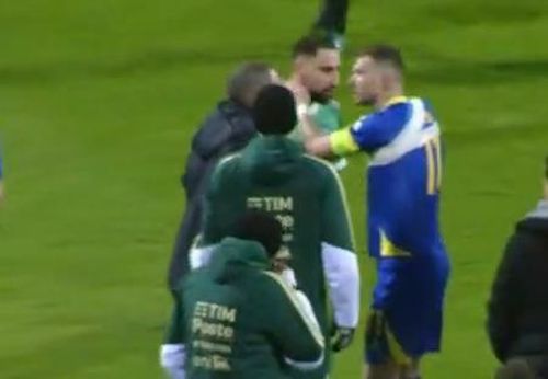  Khoảnh khắc Dzeko trấn an Donnarumma. 