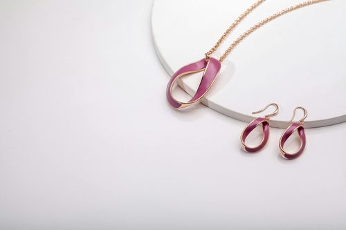 Khuyên giọt nước là lựa chọn quen thuộc cho những gương mặt tròn. Ảnh minh họa: Adi Wang/Pexels.