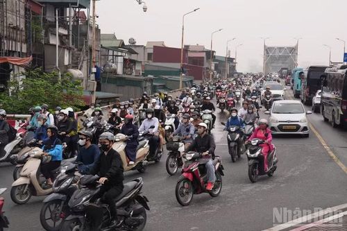 Nhiều xe máy lấn sang làn ô-tô do ùn tắc giao thông kéo dài.