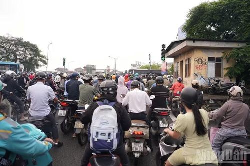 Dòng phương tiện nối dài tại lối lên cầu Chương Dương sau khi điều chỉnh. (Ảnh: HỒNG QUÂN)