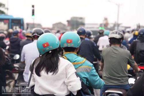 “Có lúc tôi phải tắt ứng dụng một thời gian hoặc chạy vòng sang hướng khác để đỡ kẹt xe, nhưng như vậy thì lại mất thêm xăng và thời gian” anh Minh chia sẻ.