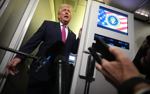 Tổng thống Donald Trump phát biểu trước các phóng viên trên chuyên cơ Air Force One trên đường từ West Palm Beach, Florida đến Căn cứ Liên hợp Andrews, Maryland, ngày 29-3. Ảnh minh họa: Ảnh: AP
