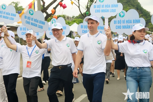  Du khách nước ngoài tham gia Chương trình đi bộ vì hòa bình năm 2026 với chủ đề “Những bước chân hòa bình”. 