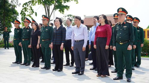  Phó Thủ tướng Phạm Thị Thanh Trà cùng đoàn công tác tưởng niệm các anh hùng liệt sĩ tại Di tích lịch sử quốc gia Bến phà II Long Đại 