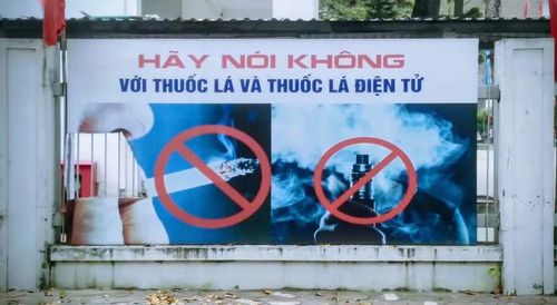 Biển báo về không hút thuốc lá được thiết kế ở các trường học.