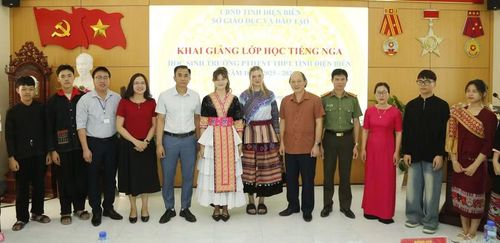 Các đại biểu cùng giảng viên người Nga và học sinh chụp ảnh lưu niệm.