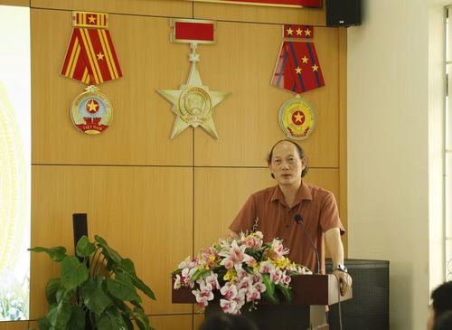 Ông Cù Huy Hoàn phát biểu.