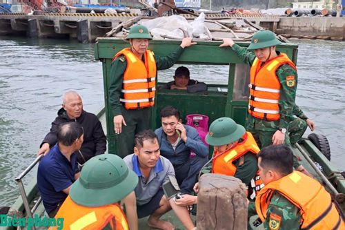 Ban Chỉ huy Biên phòng cửa khẩu cảng Nghi Sơn phối hợp với lực lượng chức năng kịp thời tiếp cận, cứu vớt và đưa các thuyền viên tàu NĐ 4305 gặp nạn vào bờ an toàn. Ảnh: Hải Chuyền