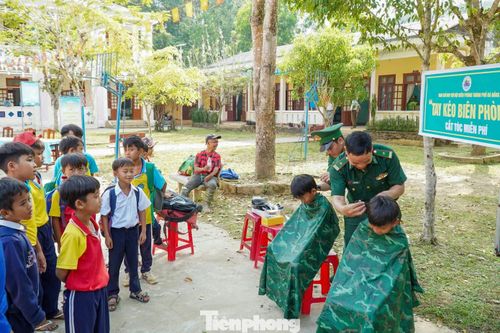  Các hoạt động thắt chặt tình quân dân nơi biên giới cũng được triển khai, thu hút đông đảo người dân và các em nhỏ tham gia như: Tay kéo biên phòng, gian hàng 0 đồng, thăm và tặng quà Đồn biên phòng A Nông, giao lưu văn nghệ "Tôi yêu Tổ quốc tôi"... 