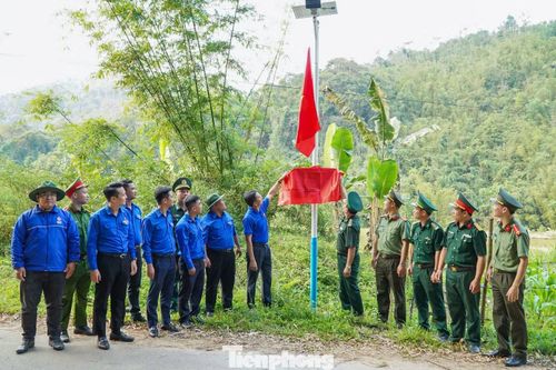 Bên cạnh đó, công trình Ánh sáng vùng biên tại tuyến đường từ thôn Z’rượt đến thôn Acấp xã Tây Giang đã được khánh thành và đưa vào sử dụng, góp phần giúp người dân địa phương đi lại thuận tiện hơn.