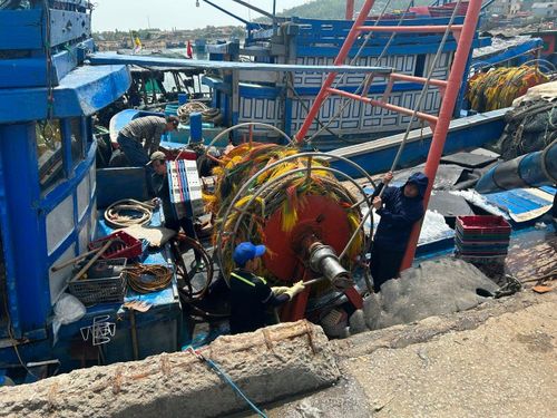 Chủ tàu cá ở Lạch Bạng chật vật cho mỗi chuyến ra khơi.