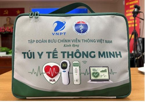 “Túi y tế thông minh” trang bị cho các trạm y tế xã điểm.