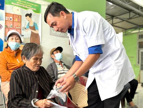 Người dân Khánh Hòa đi khám chữa bệnh.
