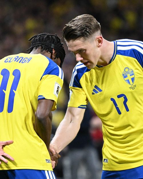 Elanga và Gyokeres giúp Thụy Điển hạ Ba Lan để đi World Cup 2026 - Ảnh: UEFA