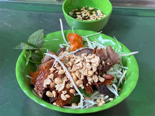 Lạc rang chứa chất béo không bão hòa và vitamin E tốt cho hệ thần kinh. Ảnh: Ban Mai