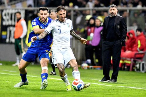 Dù thiếu người, Italia vẫn phòng ngự tốt. Ảnh: EFE