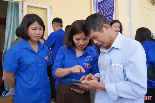 Không chỉ tập trung vào ứng dụng i-HaTinh - nền tảng kết nối giữa chính quyền và người dân, ĐVTN còn hỗ trợ người dân tạo lập tài khoản an sinh xã hội, kích hoạt định danh điện tử, tiếp cận và sử dụng các dịch vụ công trực tuyến. Các hoạt động phổ cập tài khoản thanh toán điện tử, hướng dẫn thanh toán không dùng tiền mặt, trải nghiệm các mô hình số cũng được triển khai rộng khắp.