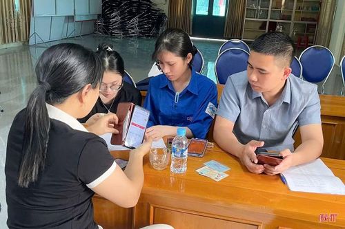 Từ đầu năm đến nay, các lực lượng trên đã hướng dẫn cài đặt, kích hoạt hơn 100.000 tài khoản ứng dụng số, đồng thời hỗ trợ hơn 230.000 lượt người dân tiếp cận và sử dụng dịch vụ công trực tuyến, đặc biệt tập trung vào người cao tuổi và người dân khu vực nông thôn.