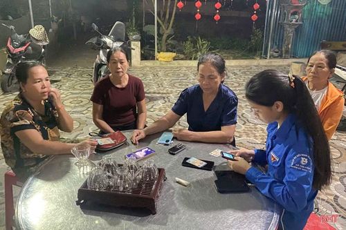  “Chúng tôi xác định chuyển đổi số là nhiệm vụ trọng tâm, lâu dài, vì vậy, đoàn viên, thanh niên luôn miệt mài, không kể ngày đêm hỗ trợ người dân tiếp cận và sử dụng các nền tảng số, từng bước hình thành xã hội số từ cơ sở", chị Nguyễn Thị Hoài - Bí thư Đoàn xã Đức Thọ cho biết. 